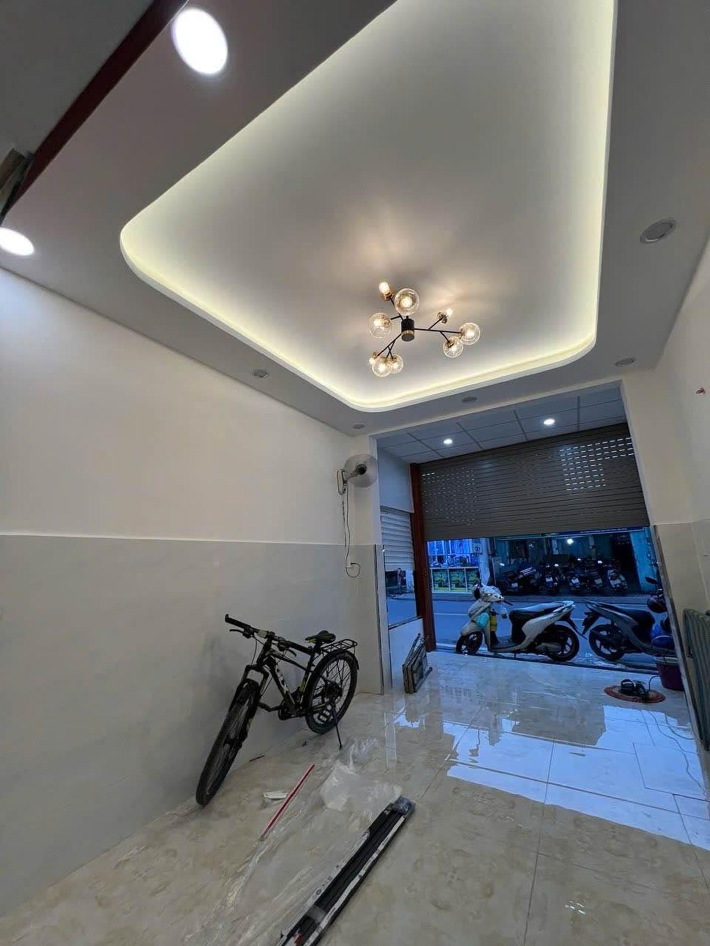Nhà mặt tiền chợ