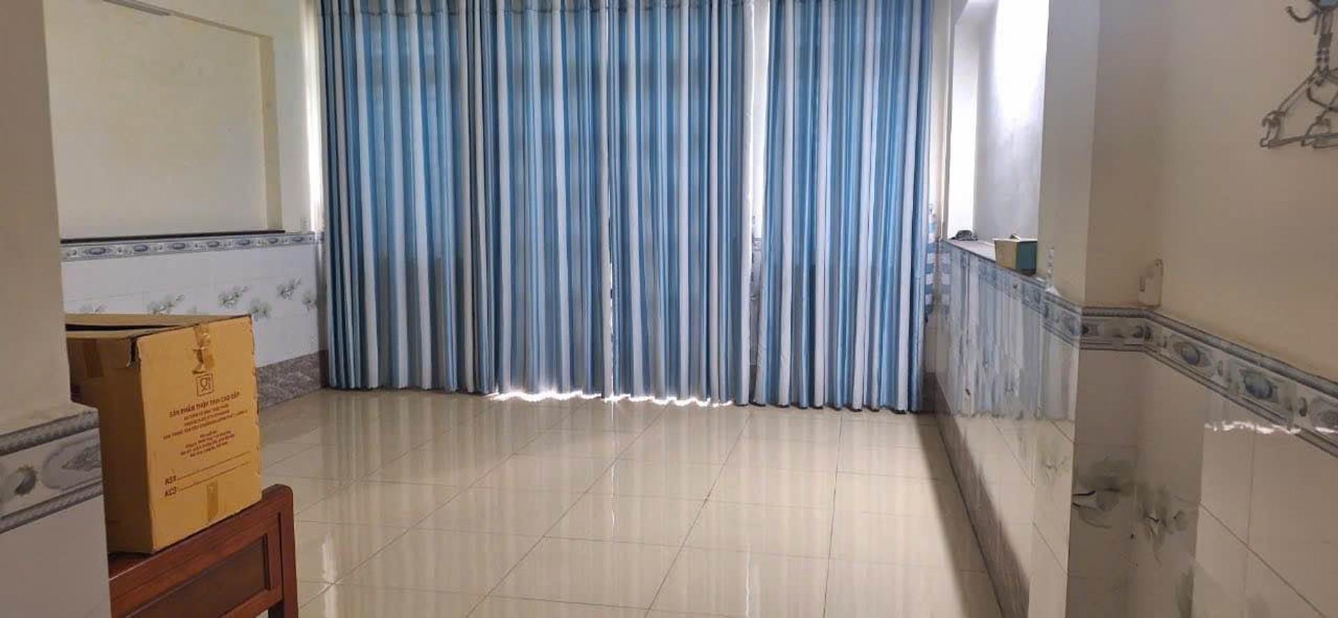 Nhà mặt tiền ch